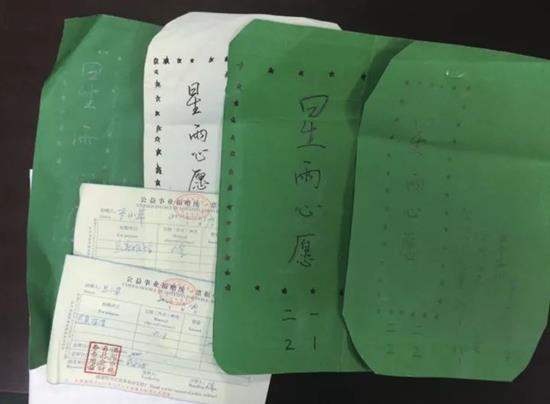 “兰小草”历年来捐款的收据和每年留下的“心愿卡”。图自温州晚报